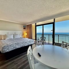 Couples Paradise oceanfront 1br 812