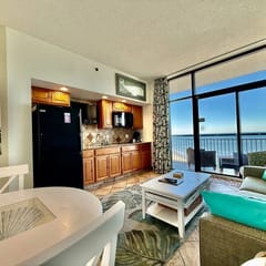 Tropical Resort Oceanfront One bedroom sleeps 4-6 1623