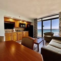 Tropical Resort, Beachfront Condo with amazing oceanfront views! 609