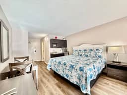 King bed studio amenities 812 - Image 5