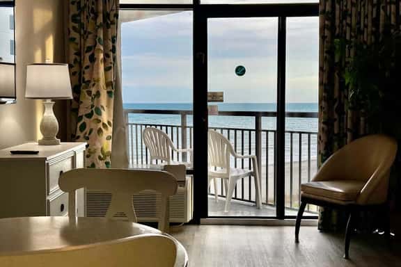 1Br sleeps 4 Spacious beach getaway 746 - Image 1
