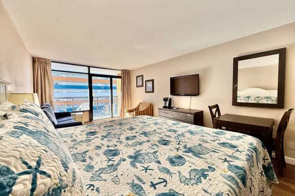 King bed studio amenities 812 - Image 1