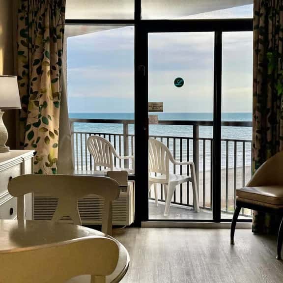 1Br sleeps 4 Spacious beach getaway 746 - Image 1