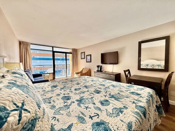 King bed studio amenities 812 - Image 1